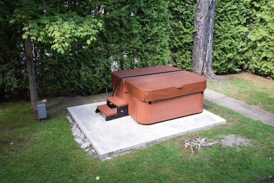 Brand new 10 person hot tub