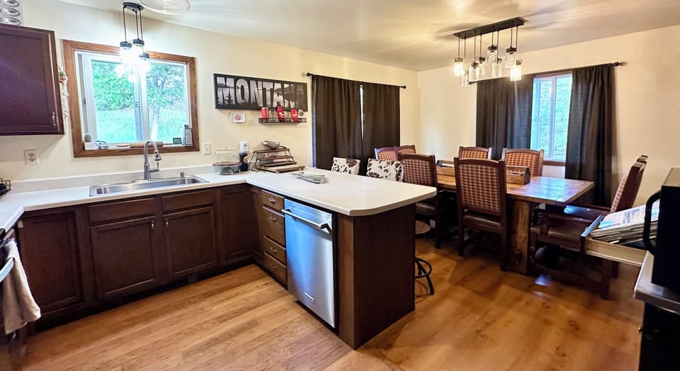 Kitchen and dining room with Peninsula seating