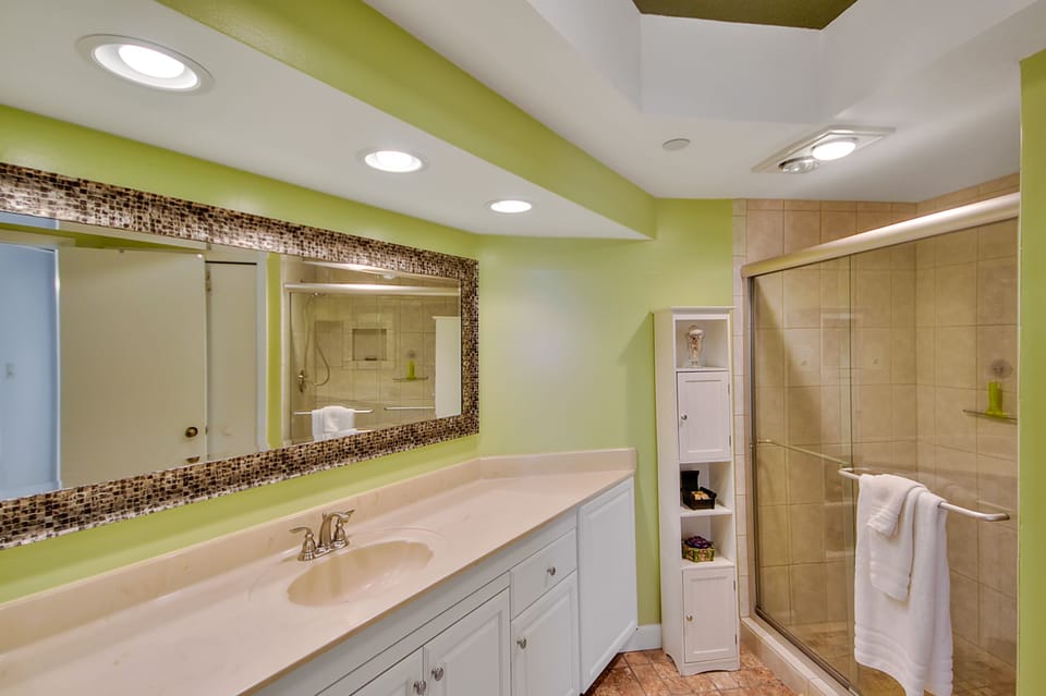 Large master bath with long counter!