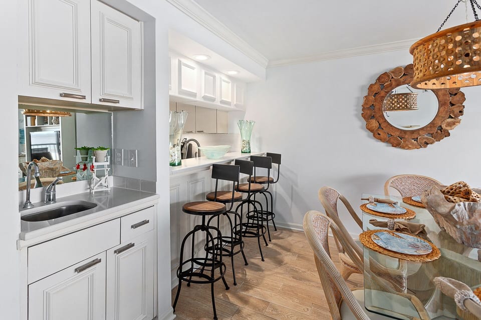 dinning area with bar stools and wet bar