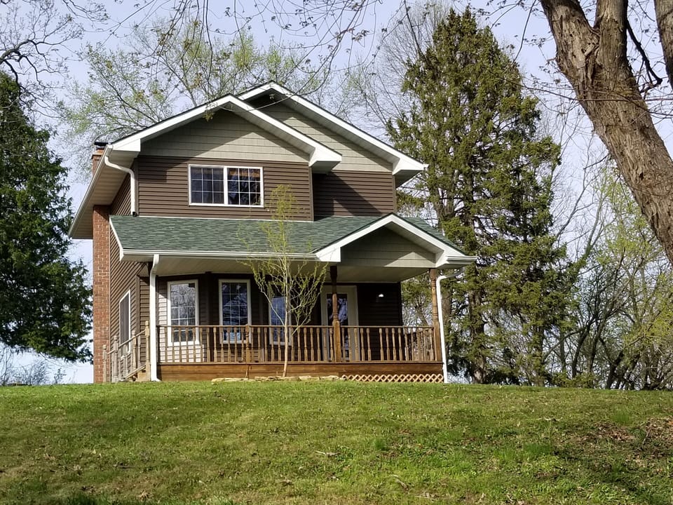 Large front yard for lawn games.