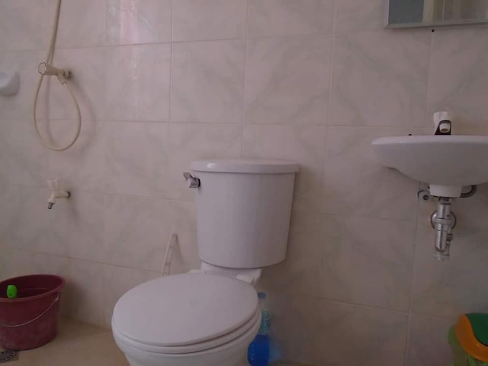 Shower, rainfall showerhead, free toiletries, towels