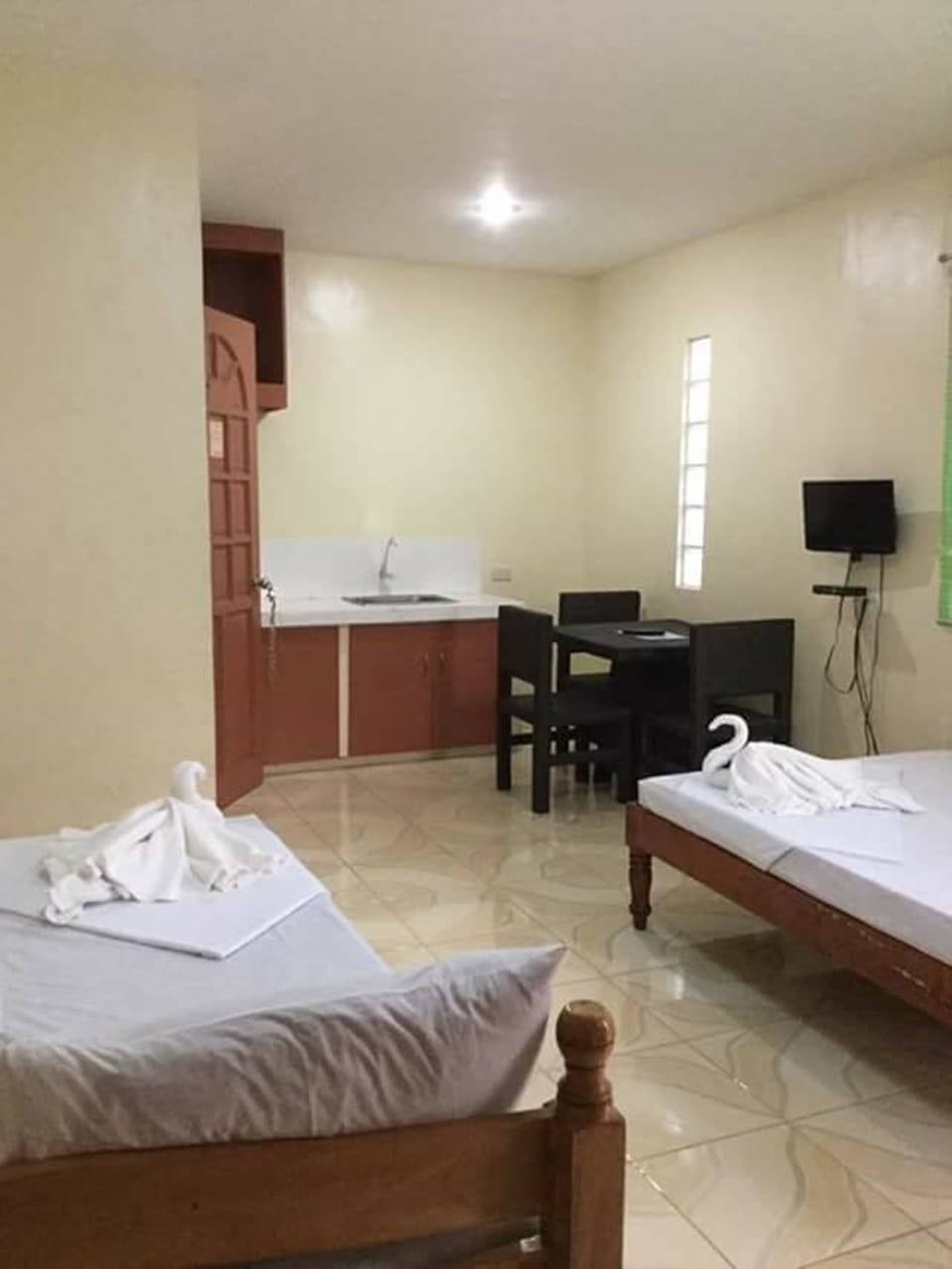 Family Room | Desk, free WiFi, bed sheets