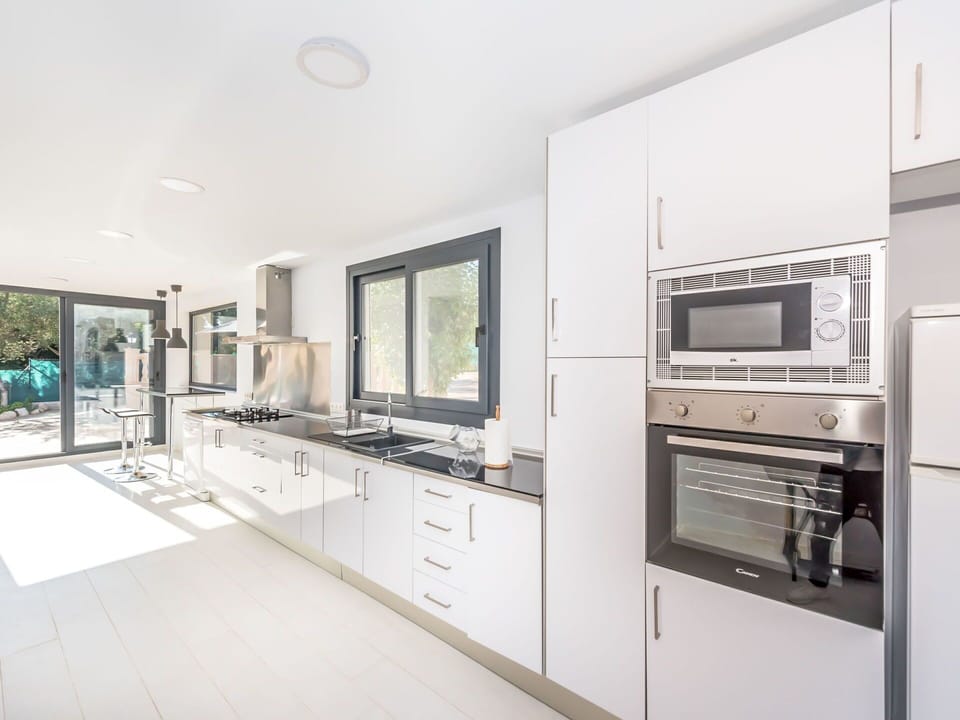 Property, Room, Furniture, Building, Kitchen, Interior Design, House, Cabinetry, Real Estate, Countertop