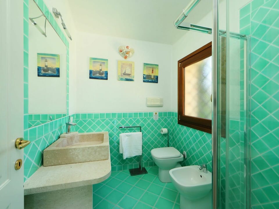 Bathroom, Room, Green, Property, Turquoise, Interior Design, Building, Architecture, Tile, House