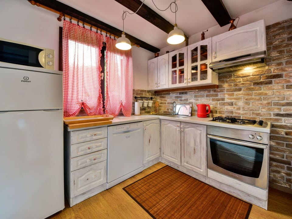 Room, Countertop, Kitchen, Property, Furniture, Cabinetry, Interior Design, Building, House, Home