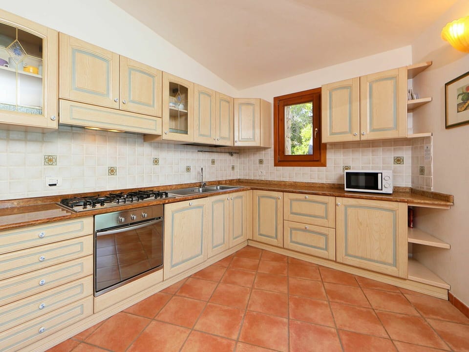 Property, Room, Countertop, Furniture, Cabinetry, Kitchen, Building, Floor, Interior Design, House