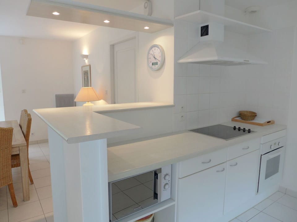 Property, Room, Furniture, Kitchen, Interior Design, House, Cabinetry, Building, Countertop, Floor