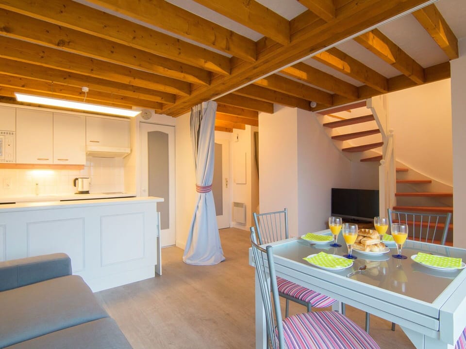 Room, Property, Building, Furniture, Ceiling, Interior Design, Beam, House, Floor, Real Estate
