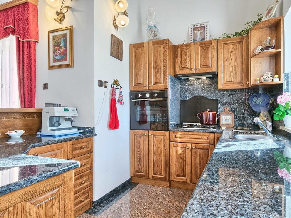 Countertop, Property, Room, Kitchen, Cabinetry, Furniture, Building, Interior Design, House, Home