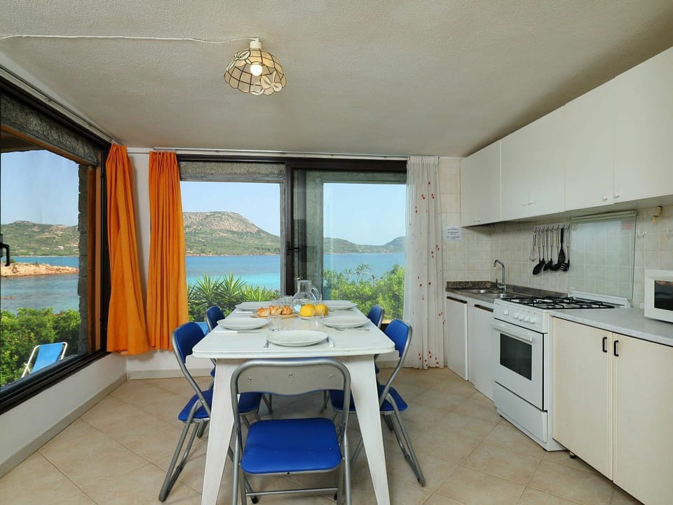 Property, Room, Furniture, Building, Interior Design, Floor, Table, Real Estate, Ceiling, House