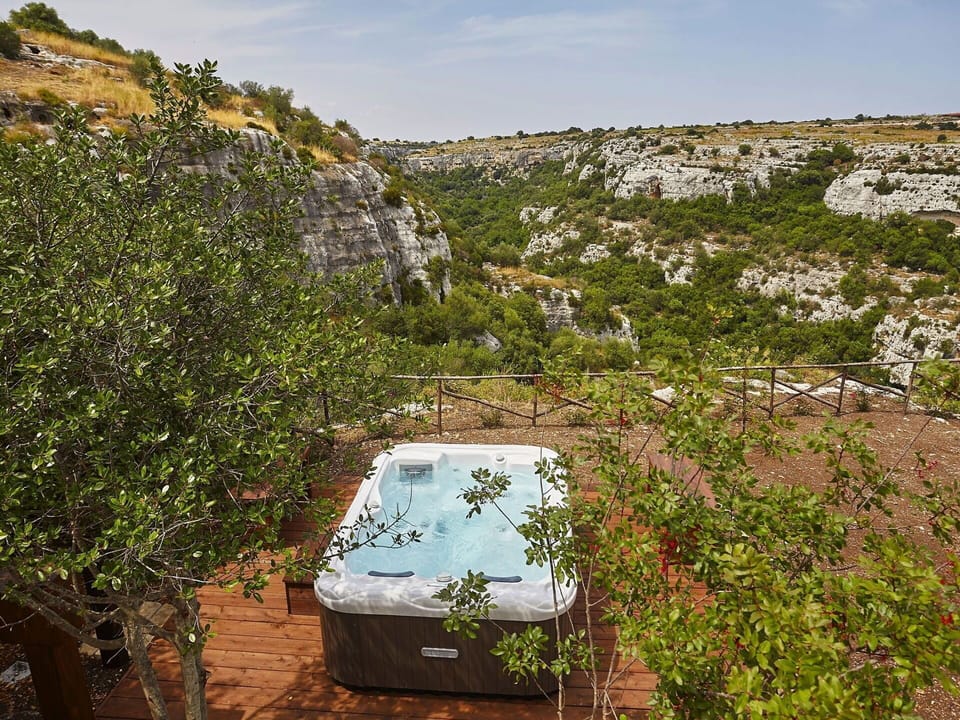 Vegetation, Water, Plant Community, Plant, Landscape, Shrub, Vacation, Rock, Cliff, Wildflower