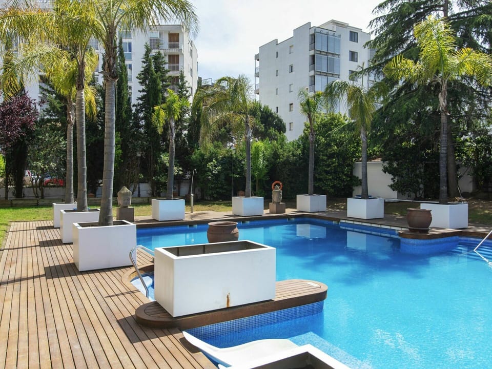 Water, Plant, Building, Property, Cloud, Swimming Pool, Sky, Azure, Outdoor Furniture, Tree
