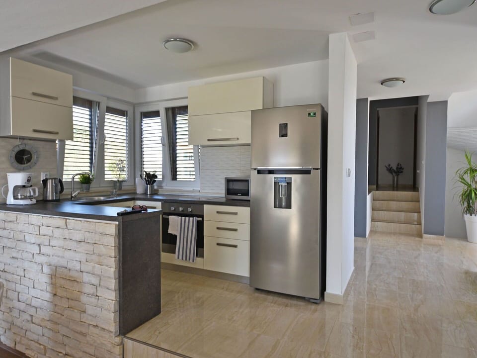 Cabinetry, Kitchen Sink, Countertop, Property, Furniture, Building, Sink, Tap, Kitchen Appliance, Houseplant