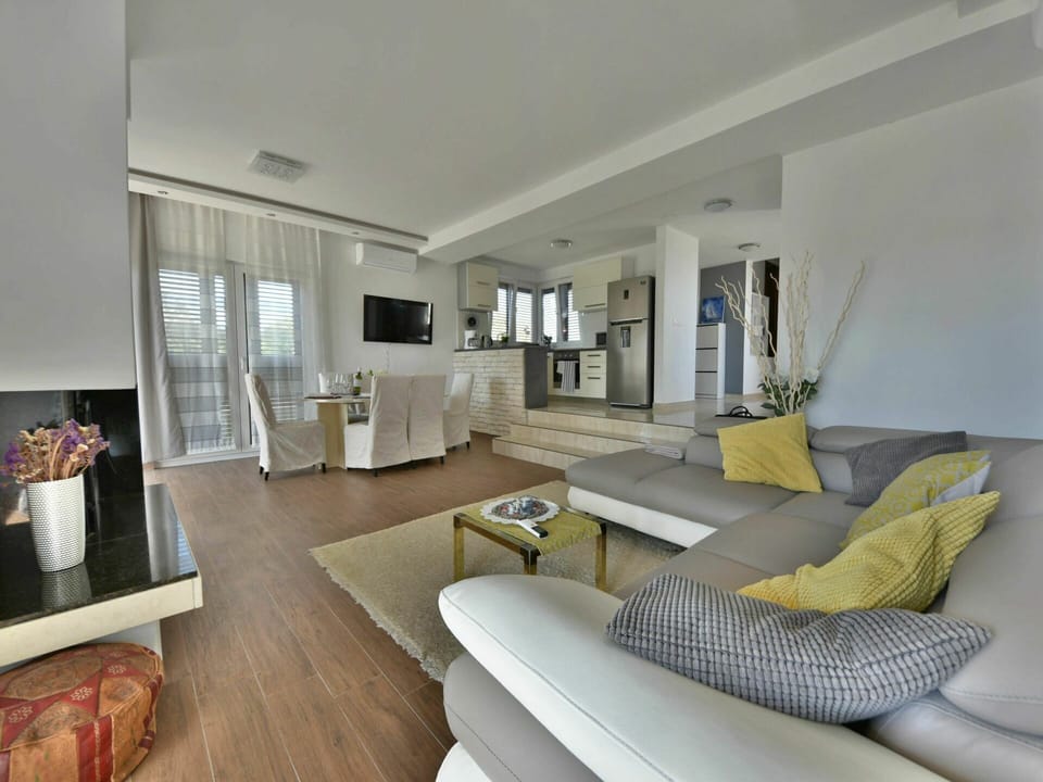 Couch, Furniture, Property, Table, Picture Frame, Comfort, House, Studio Couch, Living Room, Floor