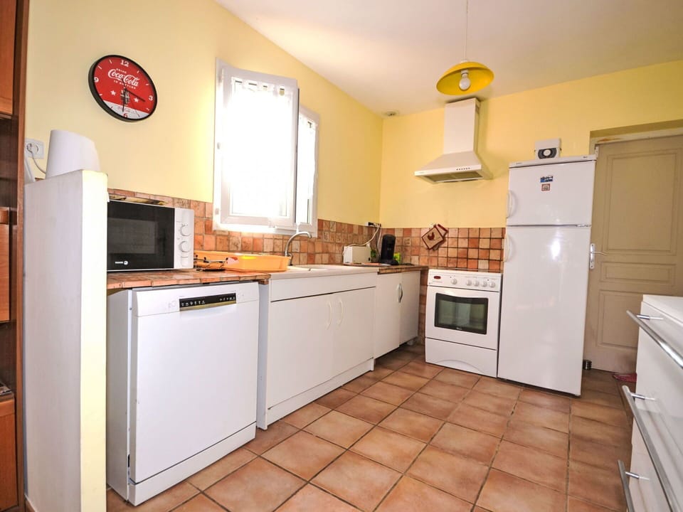 Major Appliance, Kitchen, Kitchen Appliance, Flooring, Interior Design, Floor, Countertop, Furniture, Room, Home Appliance