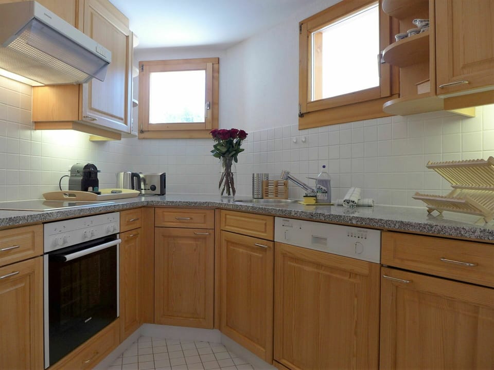 Cabinetry, Kitchen Sink, Sink, Countertop, Tap, Property, Plumbing Fixture, Building, Wood, Houseplant