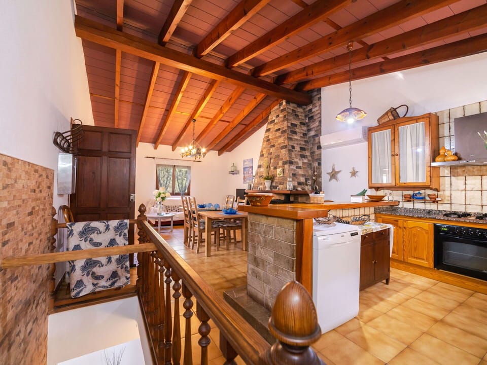 Property, Countertop, Room, Building, Furniture, Kitchen, Interior Design, House, Ceiling, Real Estate