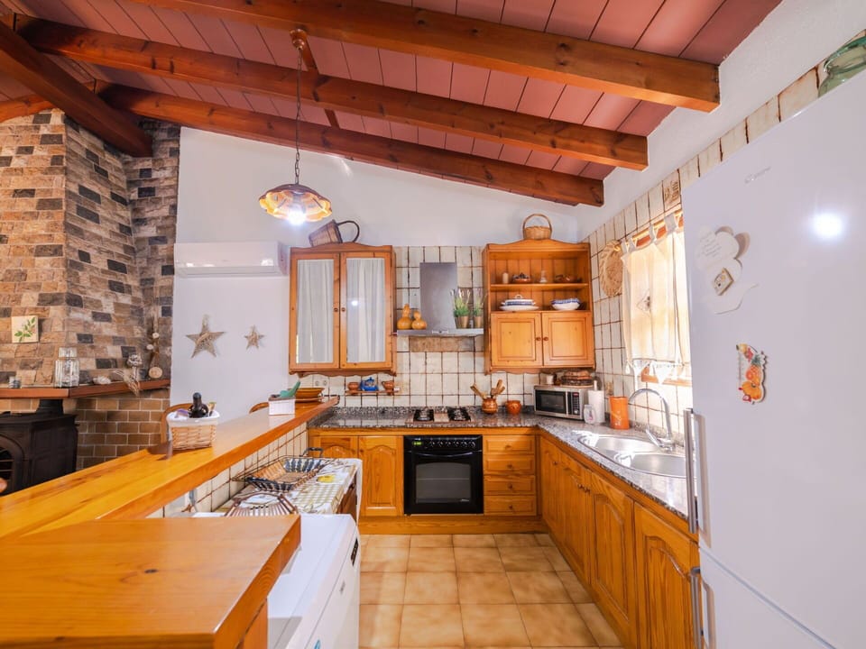 Property, Room, Countertop, Building, Kitchen, Furniture, Ceiling, Interior Design, Cabinetry, House