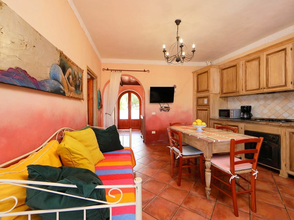 Room, Property, Building, Furniture, Interior Design, House, Ceiling, Real Estate, Floor, Table
