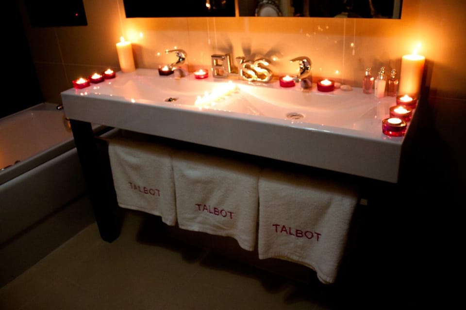 Luxury Studio Suite, 1 King Bed, Non Smoking | Bathroom | Separate tub and shower, deep soaking tub, rainfall showerhead