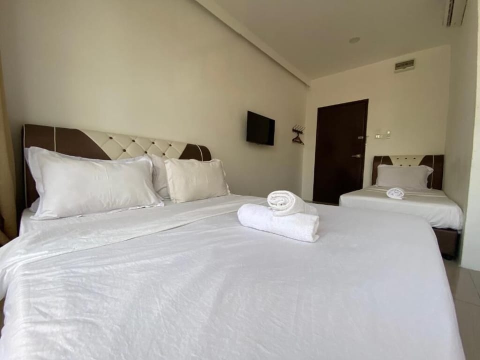 Standard Triple Room, 1 Bedroom | Desk, soundproofing, iron/ironing board, free WiFi