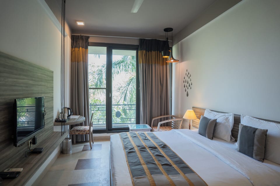 Deluxe Room | Premium bedding, in-room safe, desk, laptop workspace