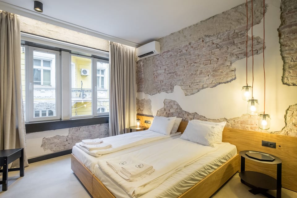 Executive Suite | Premium bedding, blackout drapes, iron/ironing board, free WiFi