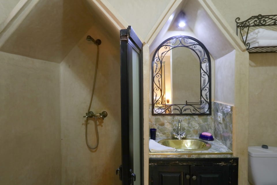 Standard Twin Room, Multiple Beds, Non Smoking | Bathroom | Shower, free toiletries, hair dryer, slippers
