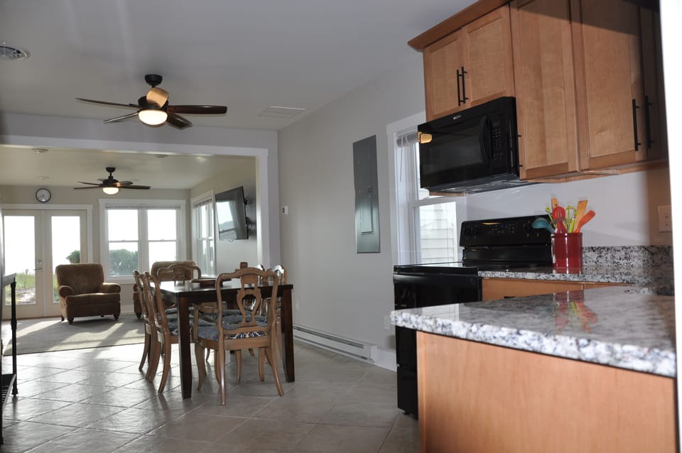 Kitchen & Dining