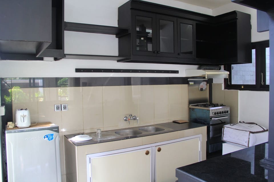 City Villa, 3 Bedrooms | Private kitchenette | Fridge, microwave, stovetop, electric kettle