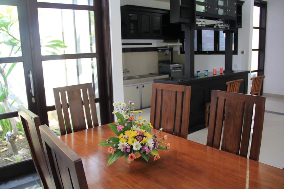 City Villa, 3 Bedrooms | In-room dining