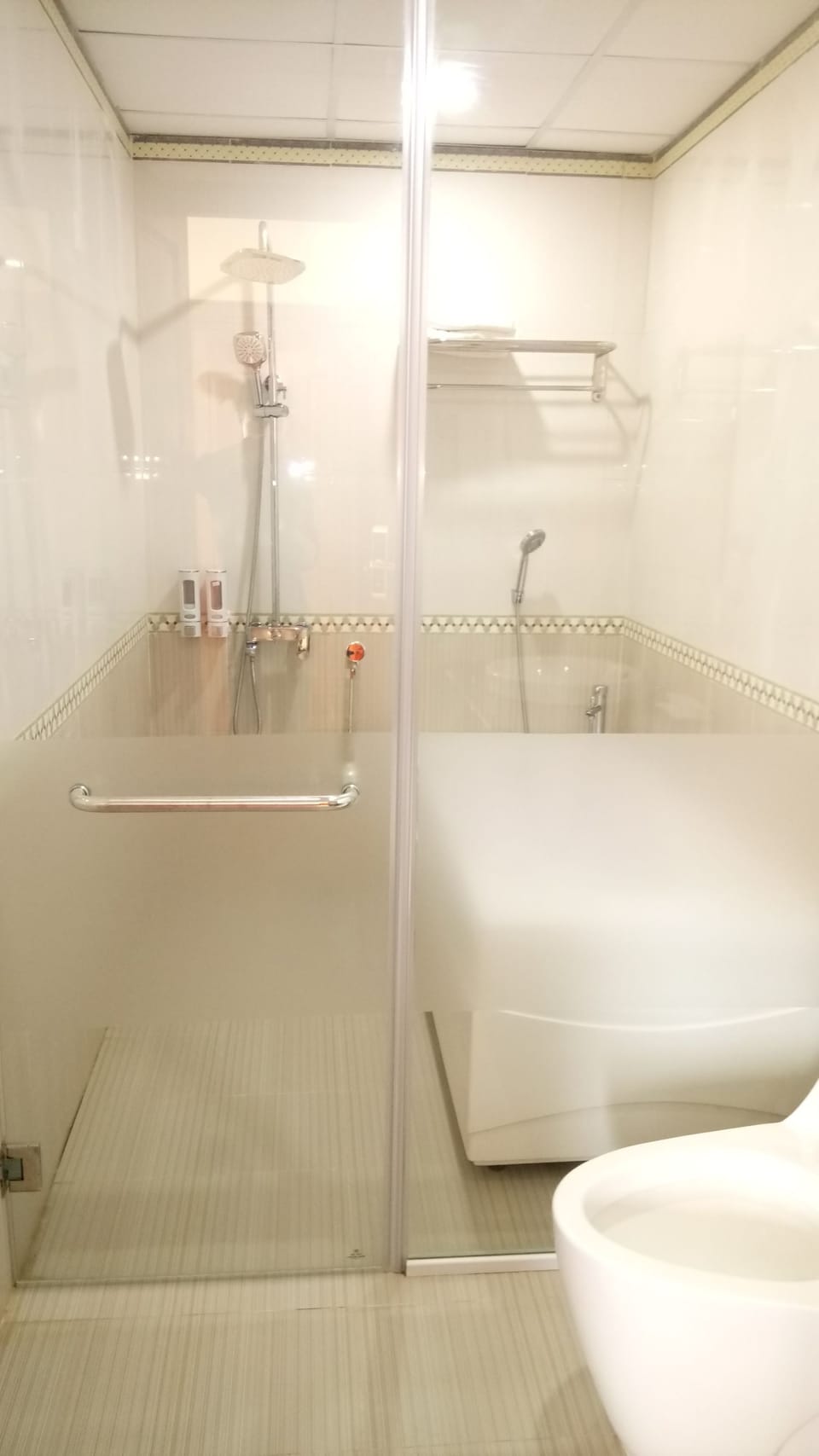 Suite Twin | Bathroom | Free toiletries, hair dryer, slippers, towels