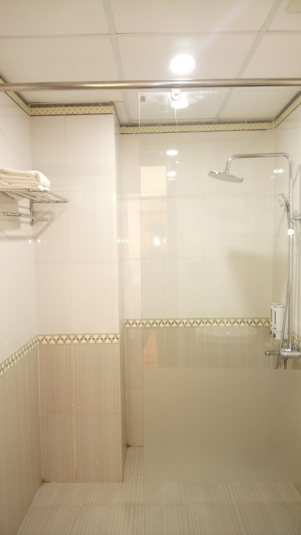 Deluxe Double Room | Bathroom shower
