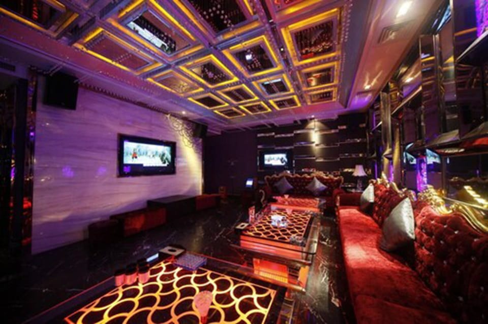 Lobby lounge