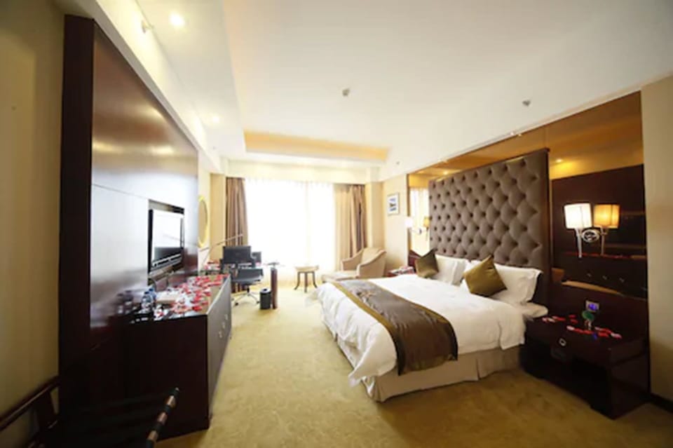 Deluxe Double Room | Minibar, desk, blackout drapes, free WiFi