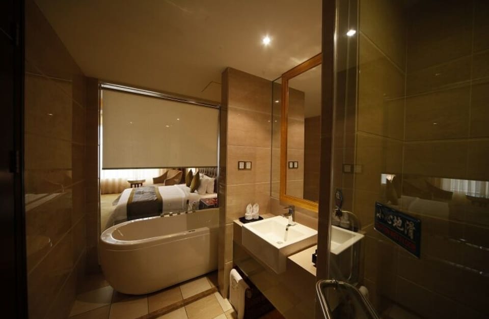 Deluxe Double Room | Bathroom | Shower, free toiletries, hair dryer, slippers