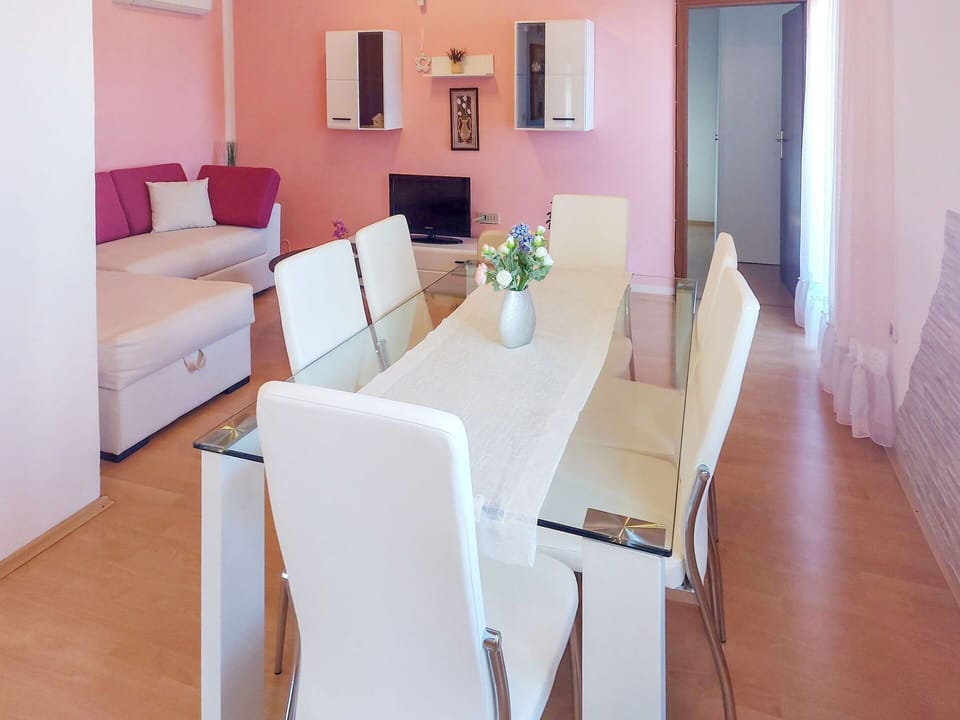 Table, Furniture, Property, Couch, Picture Frame, Comfort, Interior Design, Chair, Houseplant, Wood