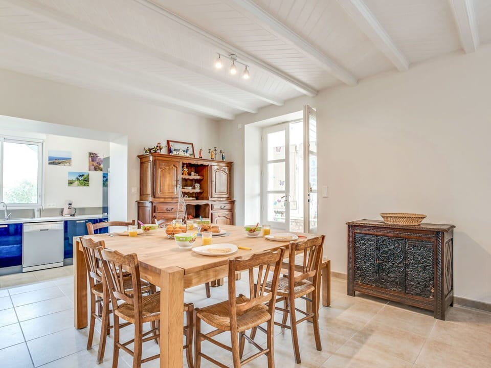 Property, Room, Furniture, Building, Interior Design, Table, Ceiling, House, Real Estate, Floor