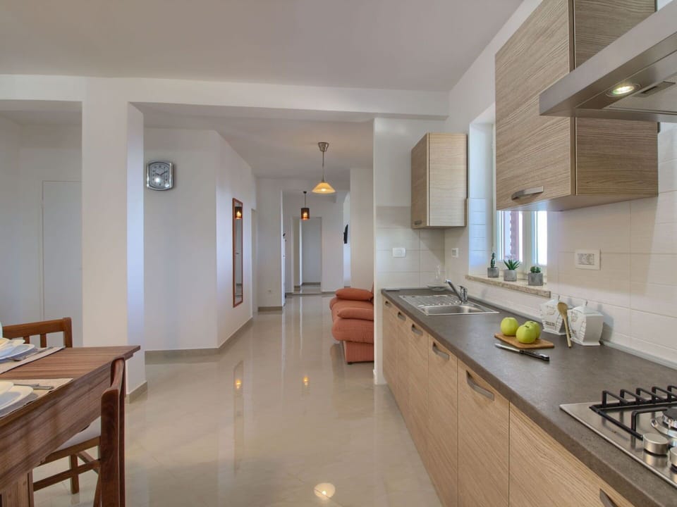 Property, Room, Building, Interior Design, Countertop, Furniture, Floor, Ceiling, House, Kitchen