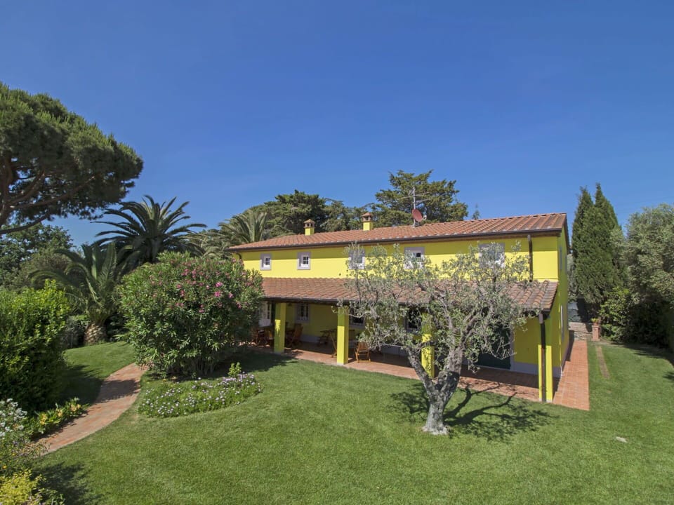 Sky, Plant, Building, Plant Community, Tree, Natural Landscape, Shade, Architecture, Land Lot, House