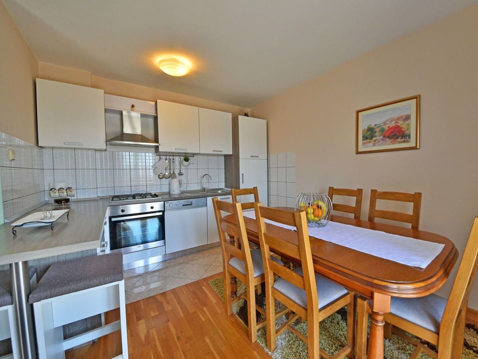 Room, Property, Furniture, Building, Real Estate, Floor, House, Interior Design, Table, Dining Room
