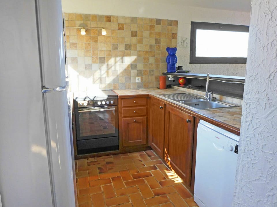 Room, Property, Kitchen, Countertop, Furniture, Floor, Cabinetry, Tile, Sink, House