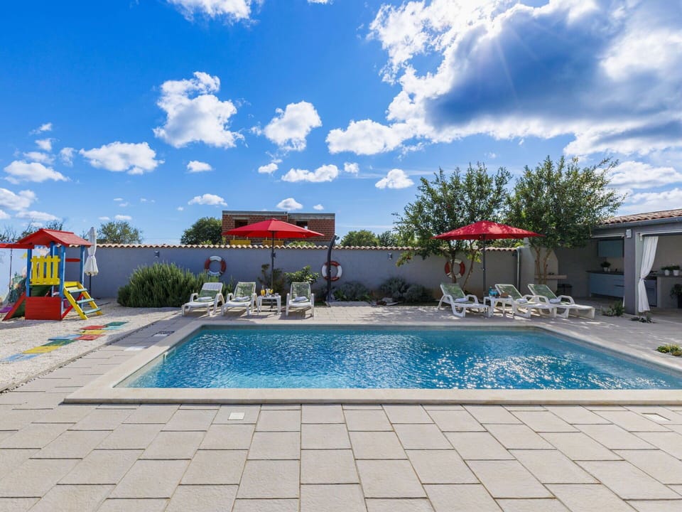 Water, Cloud, Sky, Property, Plant, Swimming Pool, Azure, Shade, Tree, Leisure