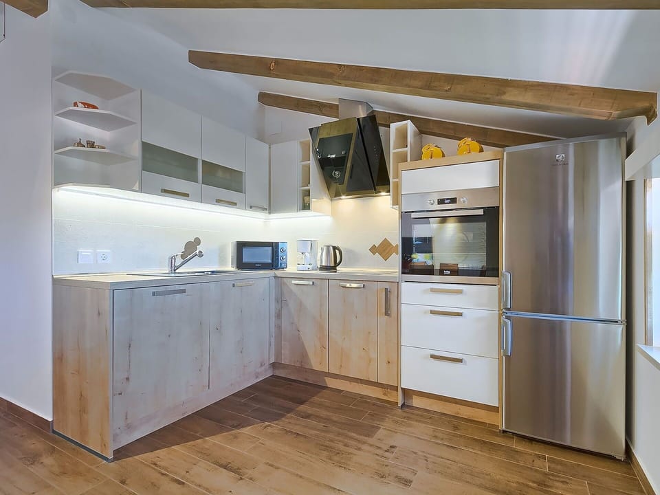 Room, Kitchen, Property, Furniture, Cabinetry, Countertop, Building, Floor, House, Wood Flooring