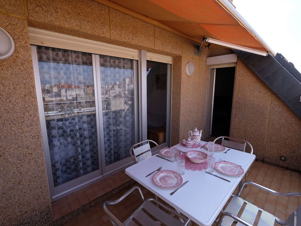 Property, Room, Building, House, Real Estate, Interior Design, Furniture, Home, Window, Table