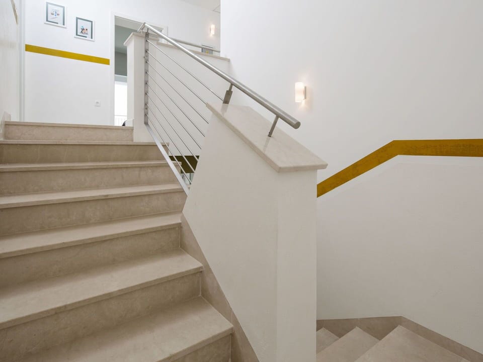Stairs, Handrail, Property, Baluster, Floor, Room, Line, Architecture, Material Property, Wood