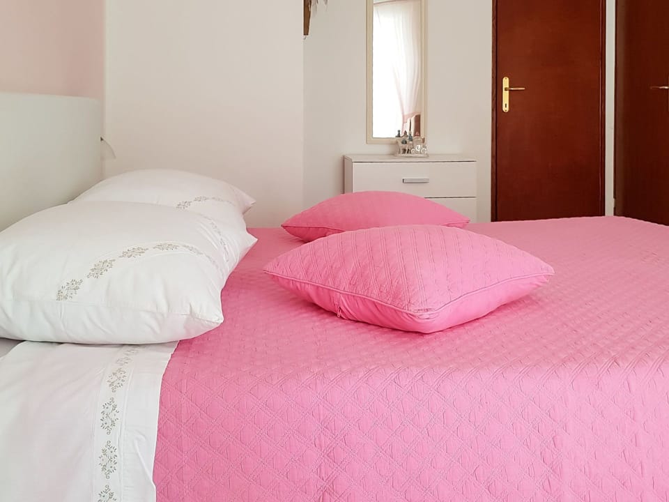 Bedroom, Bed Sheet, Bed, Furniture, Bedding, Pink, Room, Bed Frame, Property, Mattress