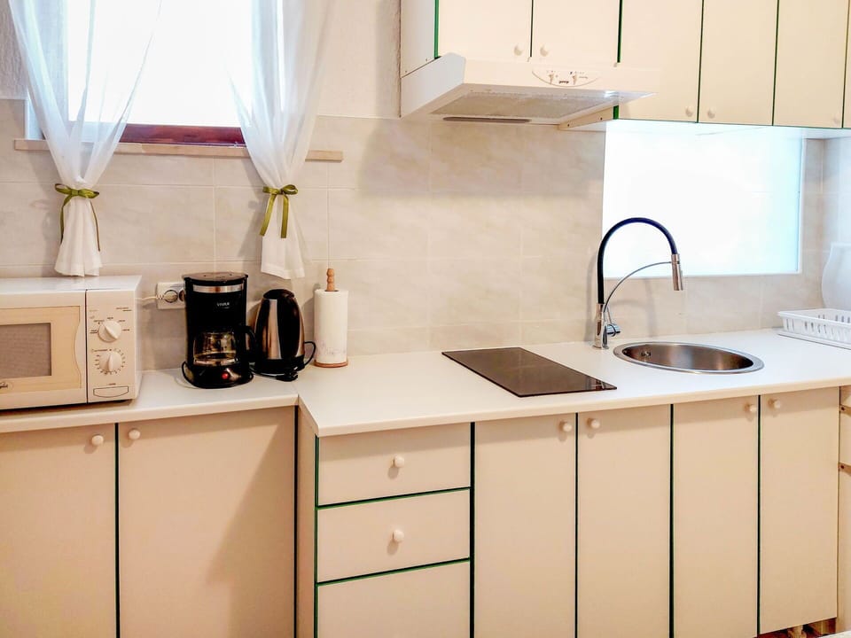 Kitchen Sink, Countertop, Sink, Cabinetry, Property, Tap, Kitchen, Plumbing Fixture, Wood, Lighting