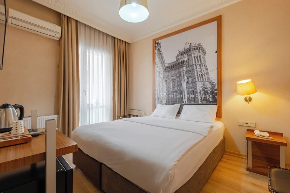 Standard Double Room | Minibar, in-room safe, desk, soundproofing